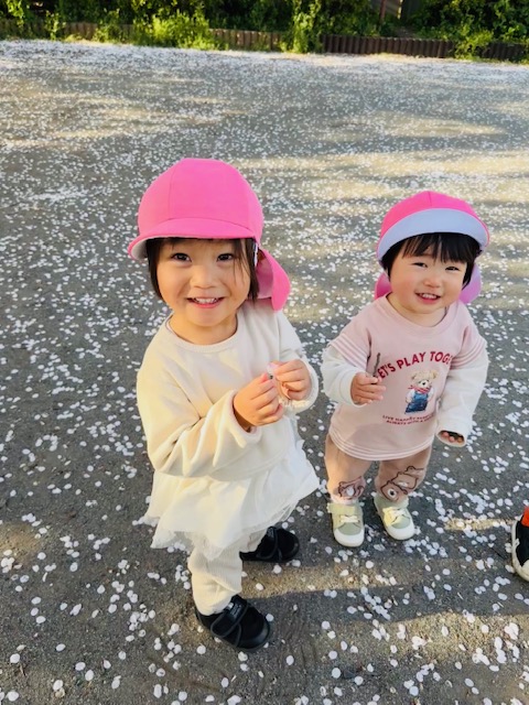 春、公園の桜の木の下で-どれみ保育園