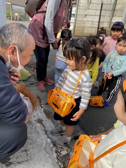 秋、ハロウィンごっこどれみ保育園の子どもたち