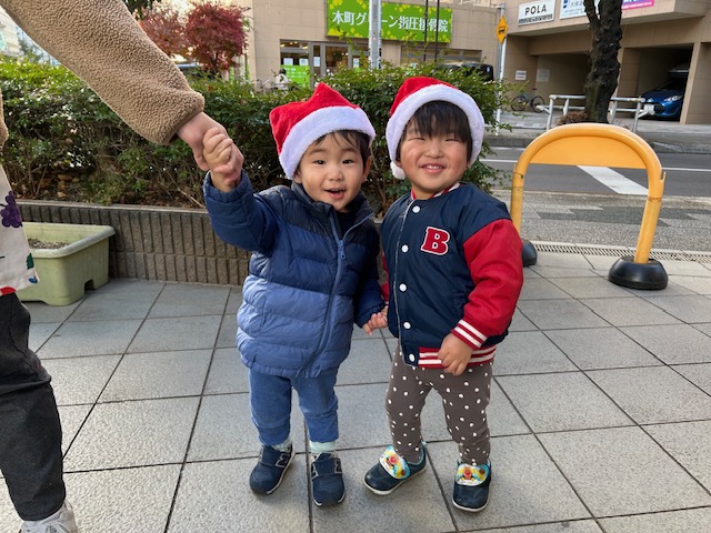 冬、サンタクロース?いいえどれみ保育園の子どもたち