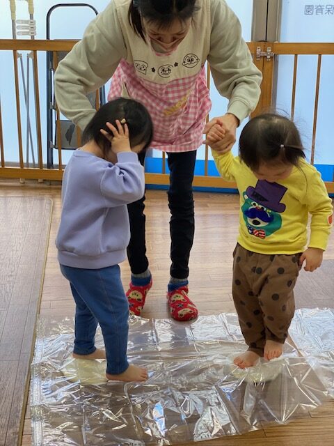 うどんのコシをだそうとふみふみするどれみ保育園の子どもたち