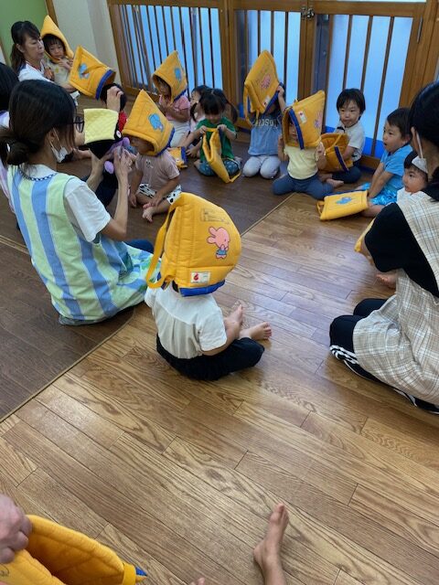 避難訓練の時、真剣などれみ保育園の子どもたち